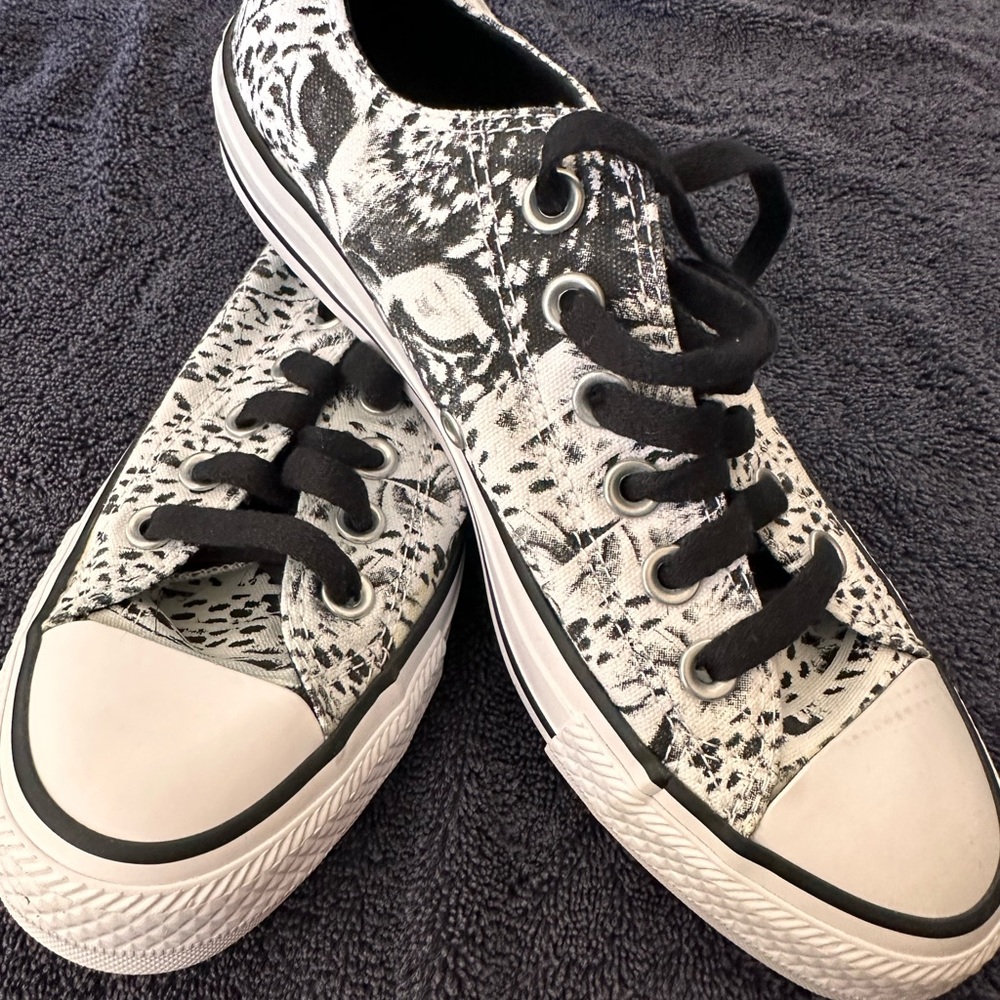 Converse Size 6 white and black lion print converse